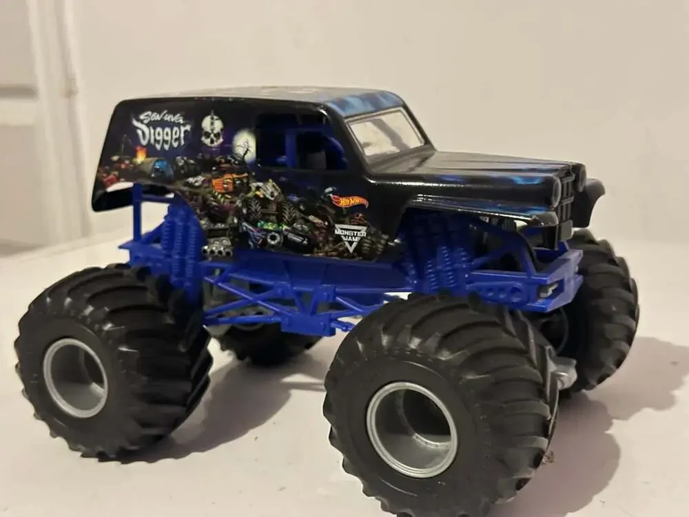 Hot Wheels Monster Jam Son-uva Digger 1:24 Die-Cast Truck
